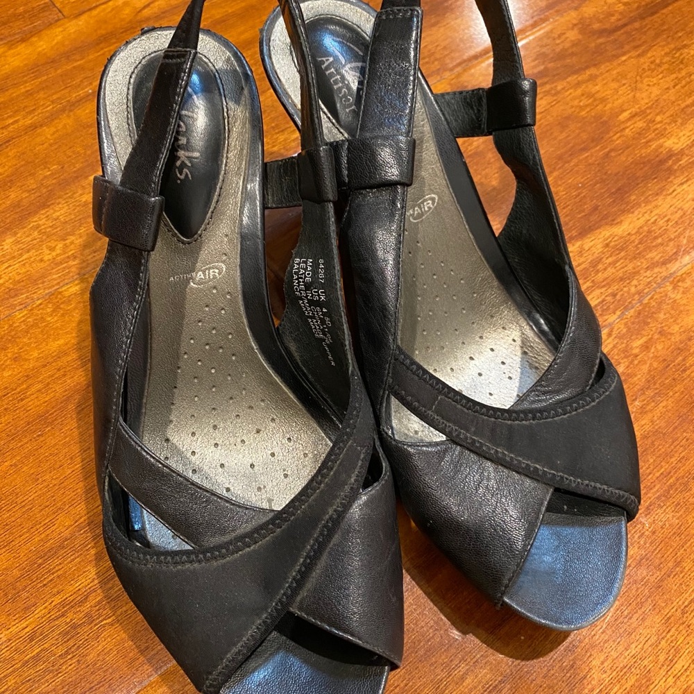 ❤️ 2 for $10❤️ Clarks leather sandals